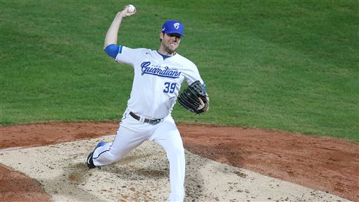 Mike Loree pitching for the Fubon Guardians.