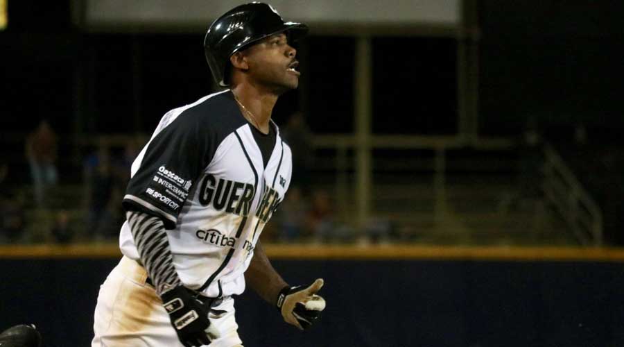 Alonzo Harris hits a home run for Guerreros de Oaxaca.