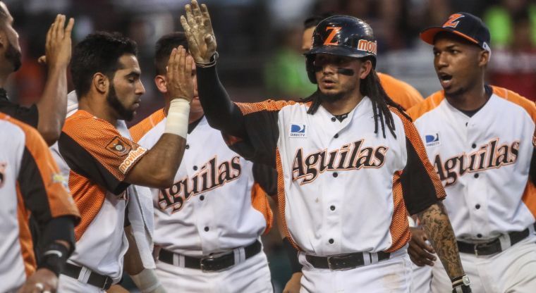 Freddy Galvis celebrates with teammates during a LVBP Game.