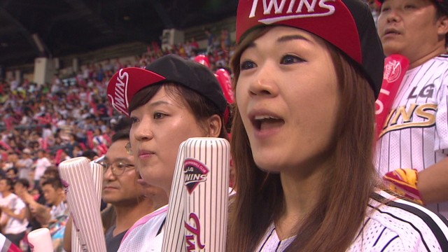 A group of LG Twins fans.