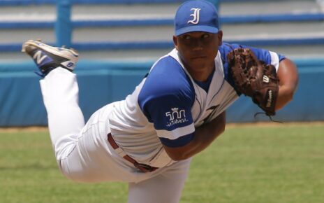 Brayan Chi on the mound for Leones de Industriales