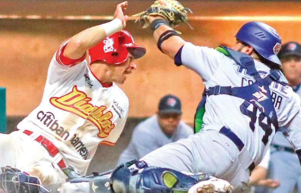 A play at the plate during an LMB game