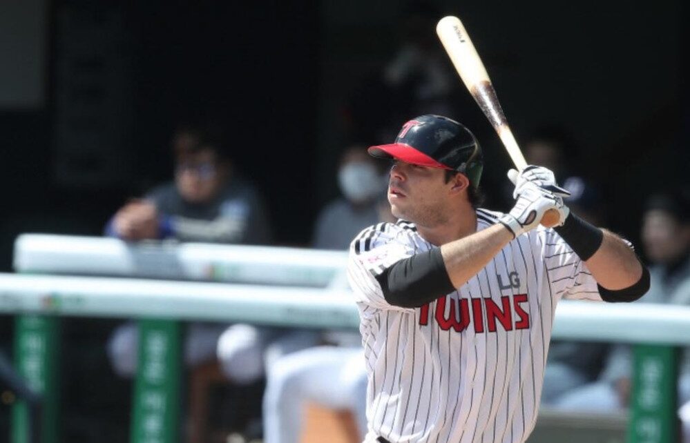 Roberto Ramos about to crush a dinger for the LG Twins