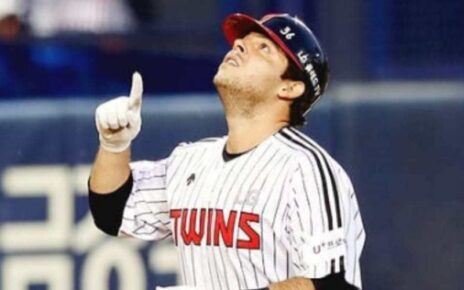 Roberto Ramos celebrating yet another dinger for the LG Twins