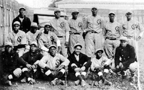 A team photo of the 1923-1924 Leopardos de Santa Clara.