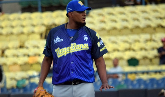 Félix Doubront on the mound for Navegantes del Magallanes