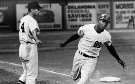 Dave Roberts rounding the bases with the Oklahoma City 89ers