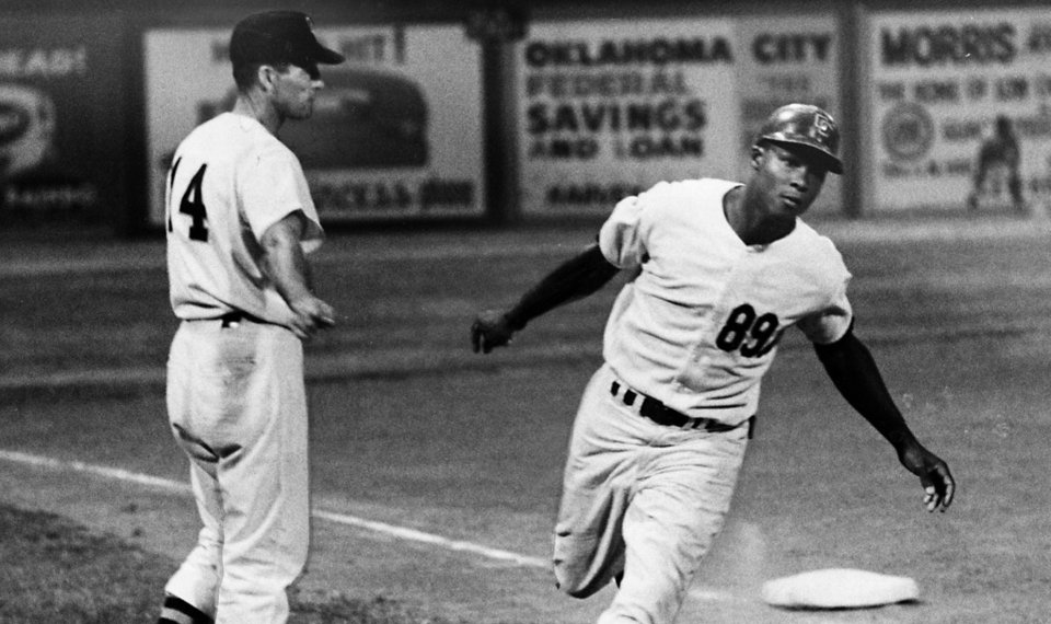 Dave Roberts rounding the bases with the Oklahoma City 89ers
